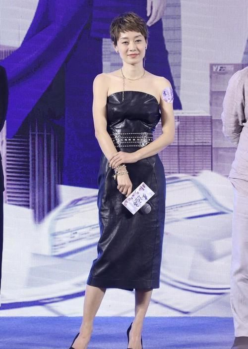  【女性朋友】马伊琍穿搭真让人上头，穿黑色皮质抹胸连衣裙，搭配短发洋气减龄