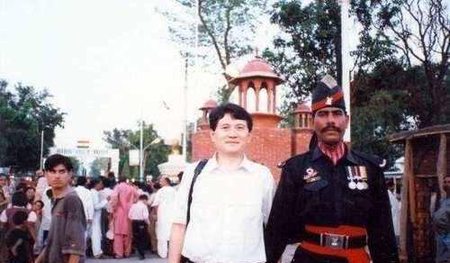 中国人去此国旅游，一下车就有人拿枪保护？说出来你未必会信