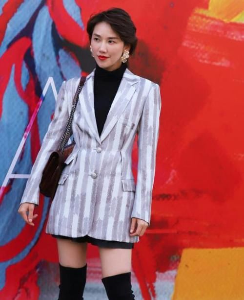  美女■街拍：皮肤白皙的美女，一件黄色的连衣裙，时尚魅力女性风采