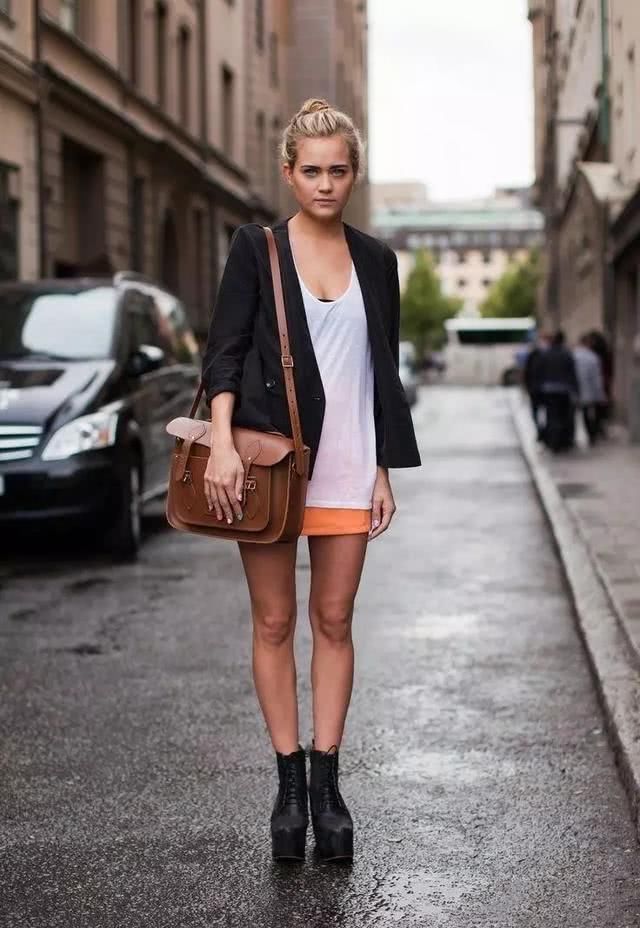  『剑桥包可以』丢掉你的双肩包吧，太土！2020年流行背“剑桥包”，时髦又百搭