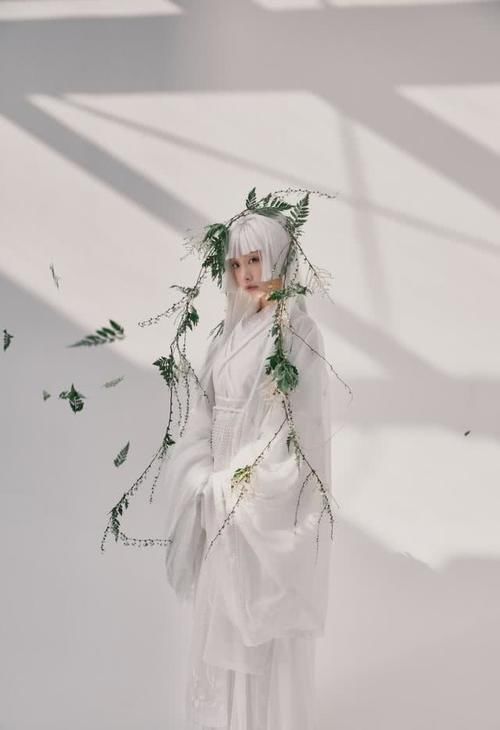 「会给人一」纯色汉服越来越抢风头,有些人就喜欢这样穿,最后一套还防走光