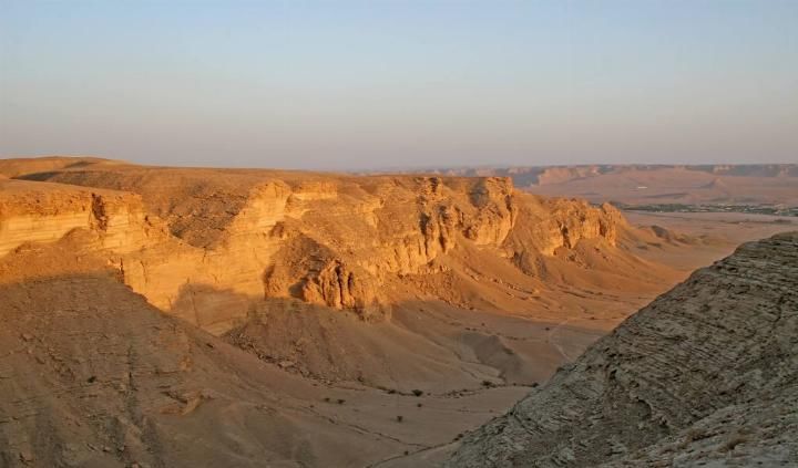 世界上最奇特石头，一块巨石被整齐切割为两半，专家至今无法解释