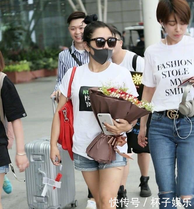 何洁衬衫外穿抹胸衣, 镜头往下移时我呆了, 网友: 这腿很真实!