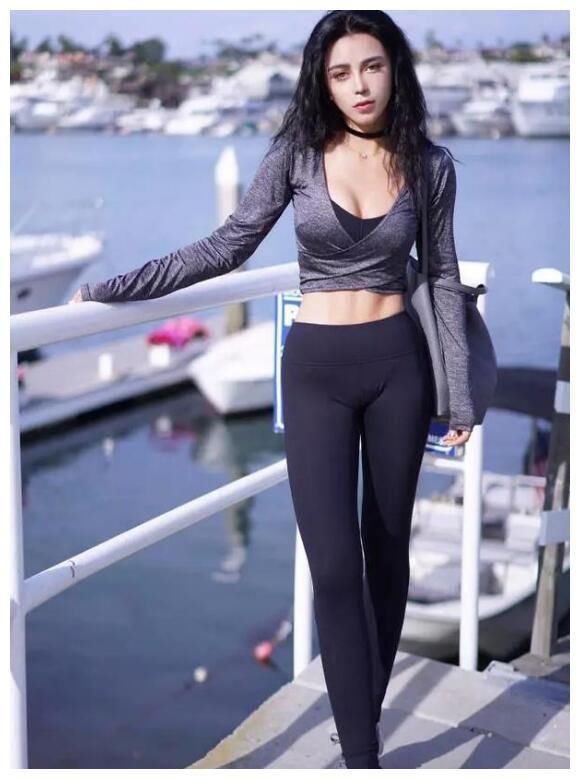 清新文雅的紧身打底裤美女,穿出修身显瘦的魅力,充满时尚的气息