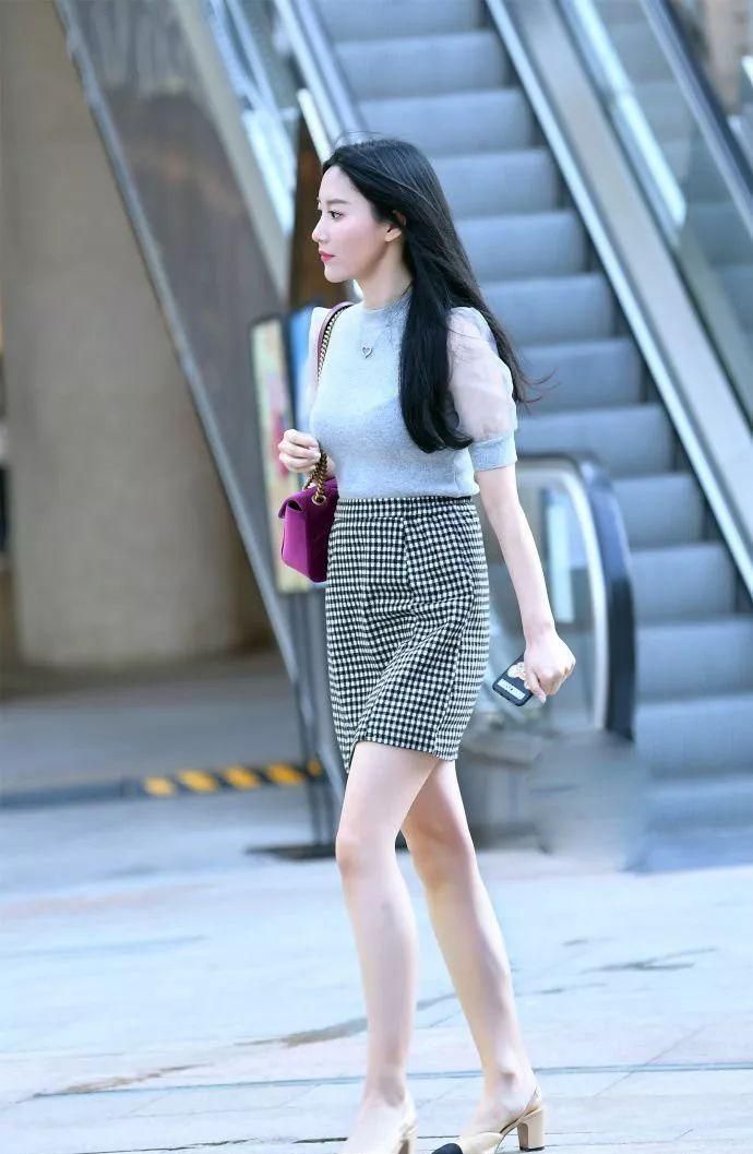 「清爽」街拍:笑容甜美小姐姐,搭配牛仔短裤,给人清爽怡人的感觉