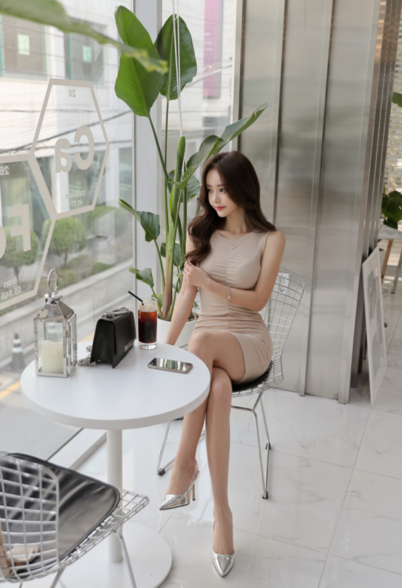 女神孙允珠，芳菲春泥沁花兰馨晓色包臀裙