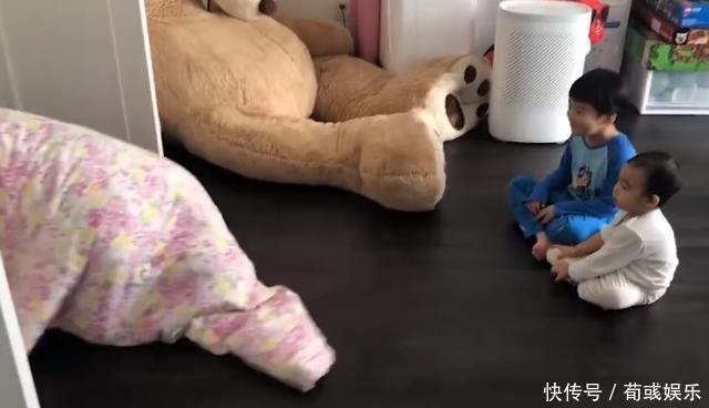 和谢楠@吴京罕晒宅家日常，裹棉被扮大象逗儿子开心，俩儿子表情反差太大