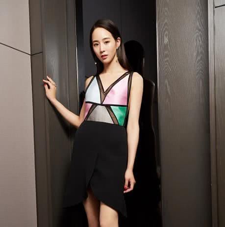 张钧宁豁出去了，后面三角区真明显，网友:太敢穿了!