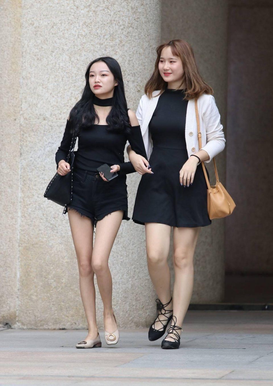 街拍：两个小姐姐身材高挑，气质不错，衣着打扮也非常时尚。