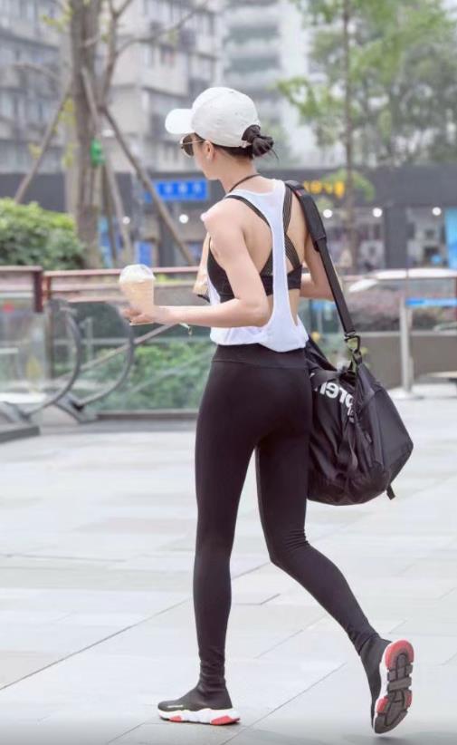 街拍：时尚小姐姐身材高挑，紧身裤大秀修长双腿街头撞衫犹如双胞
