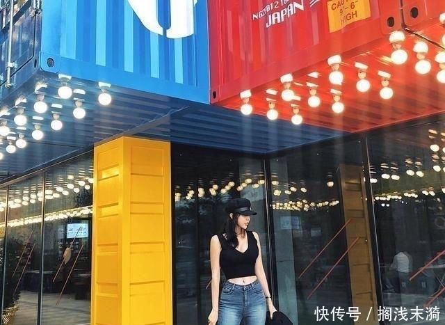  『看起来』气质迷人紧身牛仔裤小姐姐，穿出清新女人格调，展现不一样的美!