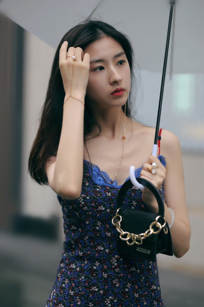 重庆街拍，作为女生，就是要展现出自己优雅的曲线!