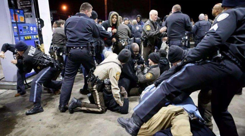 加美的警察可以随便查路人身份证?说这话的人不是蠢就是坏