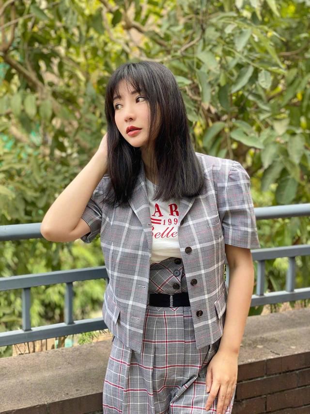 凹凸@马蜂腰40岁里少见,柳岩把格子裤穿火了!高腰设计尽显凹凸身材