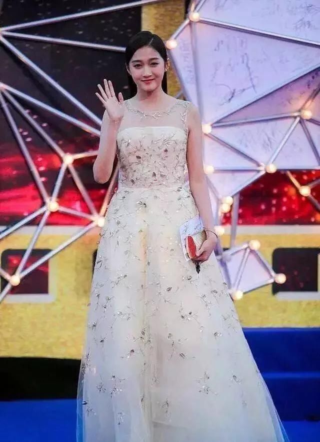 看了宋祖儿的穿搭表现力，真替关晓彤捏把汗