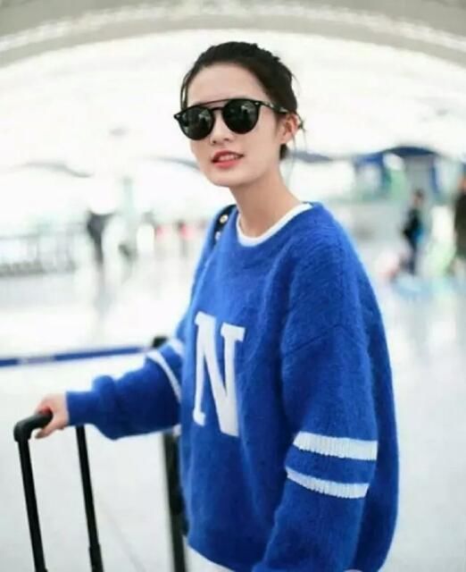 李沁太拼了，裙子直接短到尽头，网友：还不是为了秀腿！