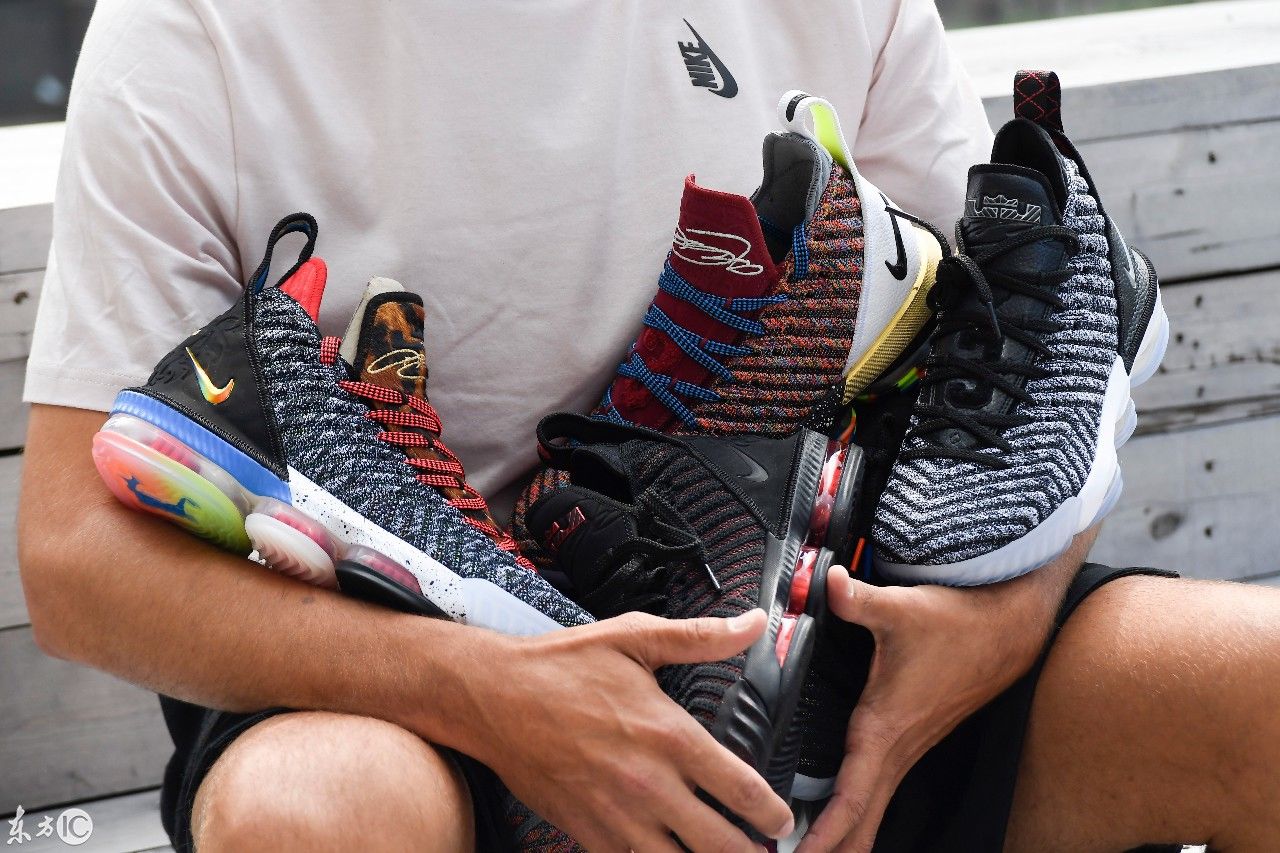 纽约时装周趣图:时装模特手捧鞋子走秀，美女将皮带套在脖子上!