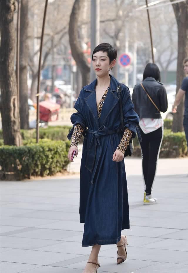  [位美女选择一]春季选择一款好看风衣，要搭配出精致的效果，你会选择什么款式？