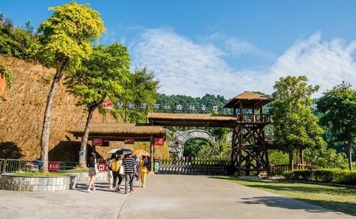 广西第一工业城市，经济曾经好过南宁，现为三线，长年游客稀少