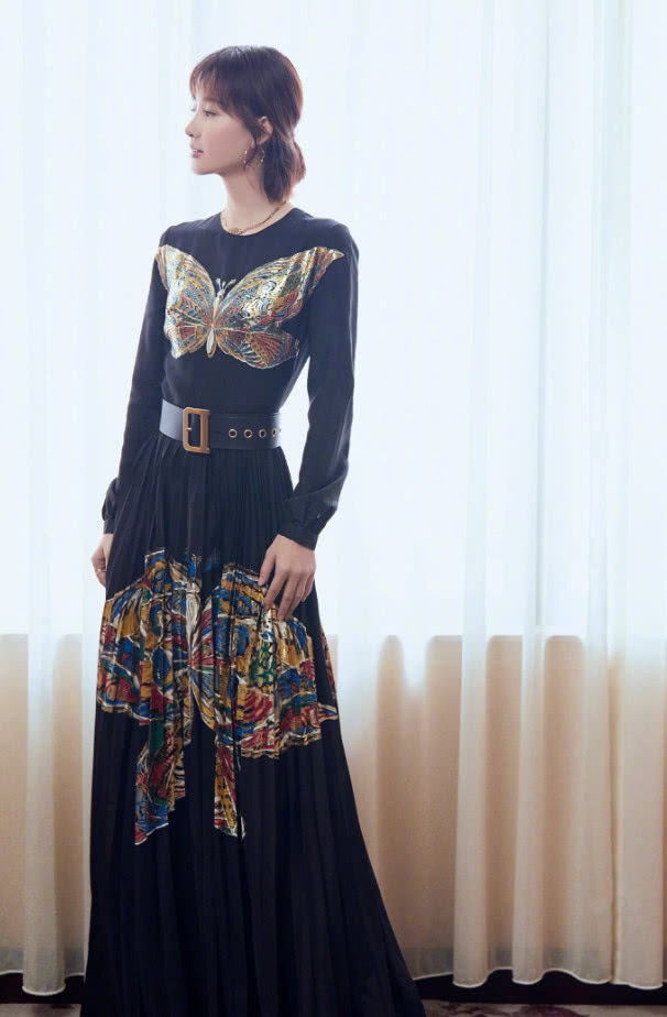 王丽坤大红裙未修图流出，不是黑她，除了身材好真没啥看点!