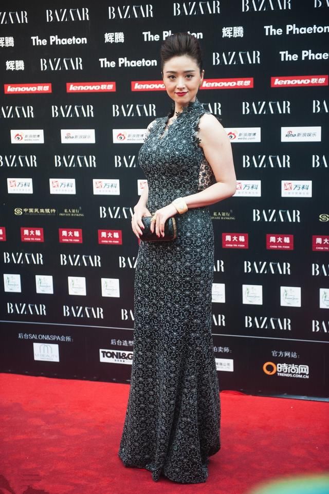 蒋欣的麒麟臂已经不算啥了，发型才是亮点，网友：发型师在整你吧