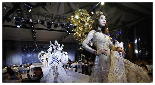 当“维密”遇上京剧，中外模特身穿维密服装大秀身材，性感十足