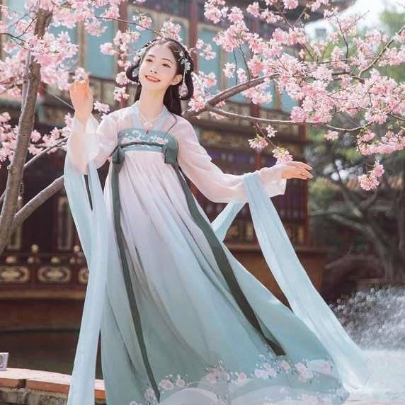 雨落愁思寄,云起寂寞生!