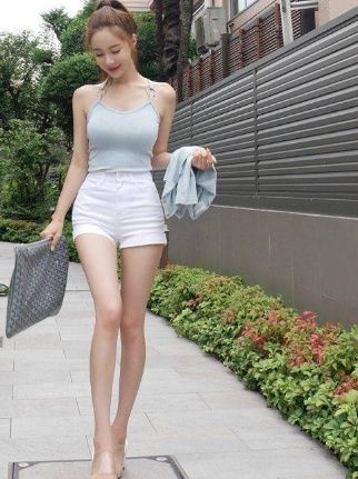 美女小姐姐身穿超短裤!展现出了性感迷人的身材!