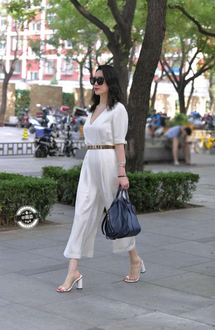 小姐姐身穿清新的白色连体裤, 性感又时髦