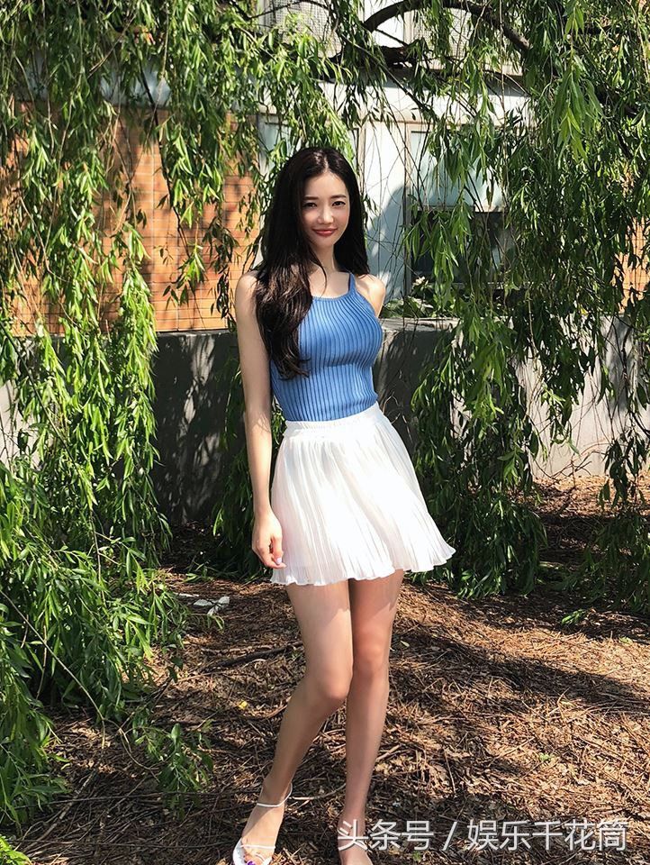 韩模特KYUNG蓝色无袖上衣加白裙尽显淑女风,也诠释的非常时尚
