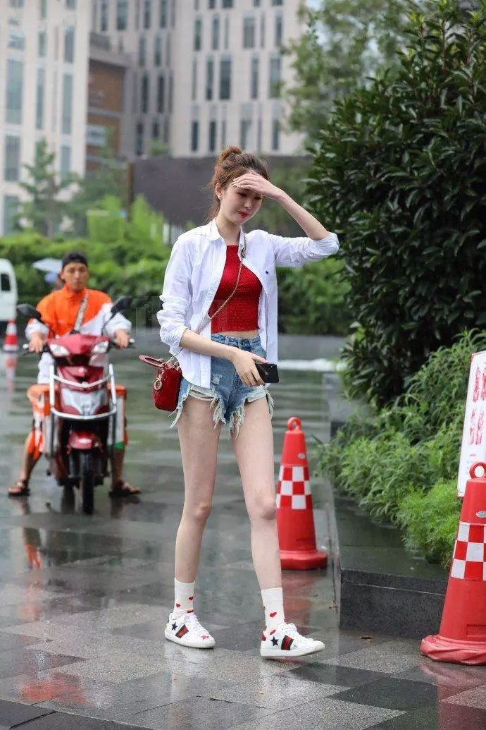 美女的”漫画腿“，穿这么宽的牛仔短裤，网友:你是咋想的