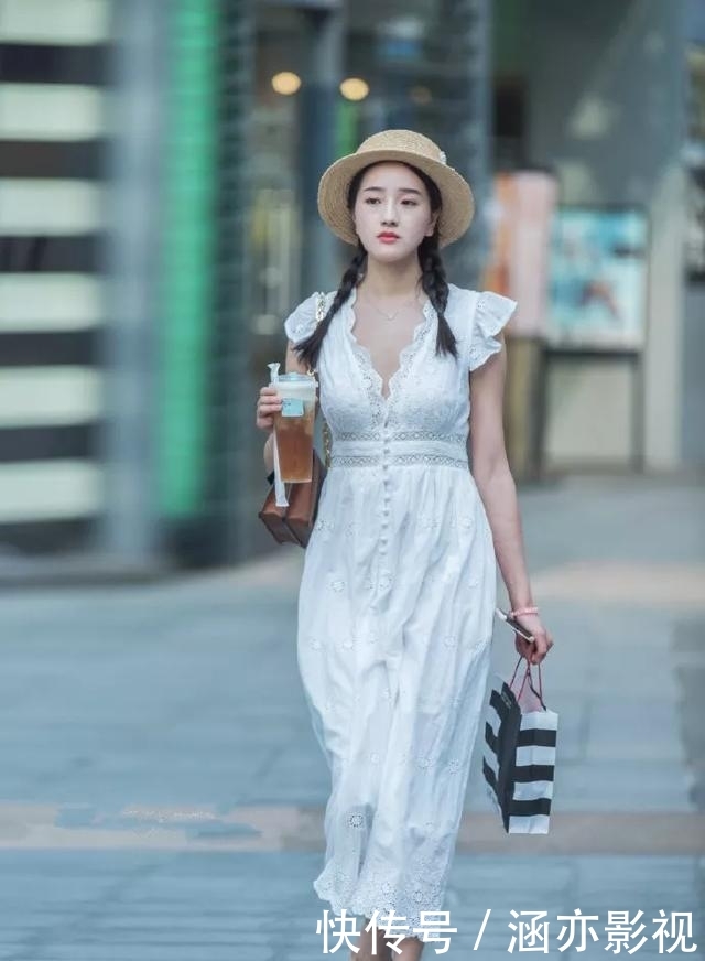  [美女]街拍：美女搭配一双黑色的简约高跟鞋，既美丽又大方