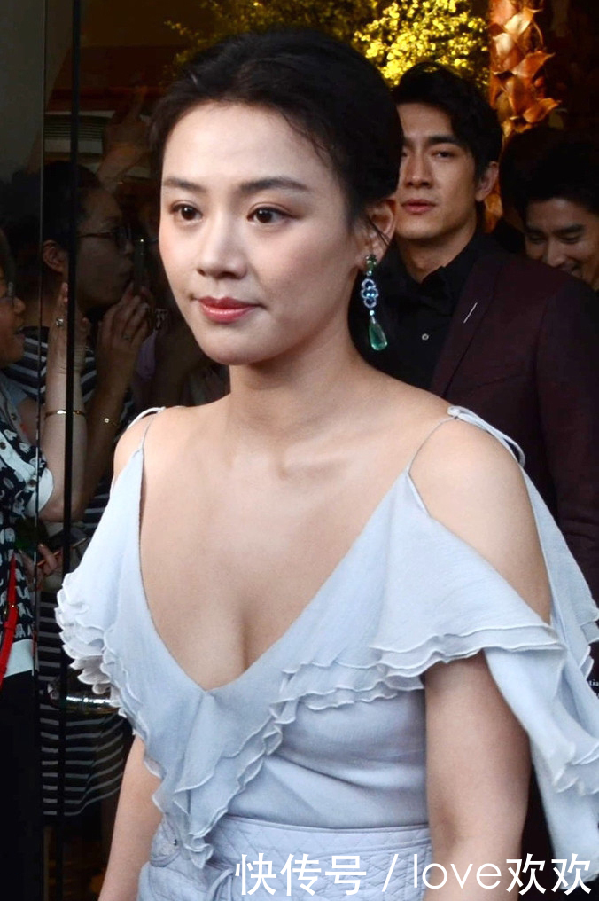 马思纯真大胆！穿吊带裙上身还大面积留白，网友：胸前无料真尴尬