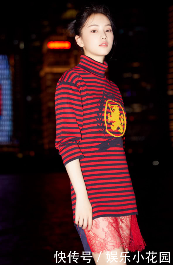 武大校花黄灿灿真尴尬，下半身只穿了透明短裙，这腿秀得真夸张