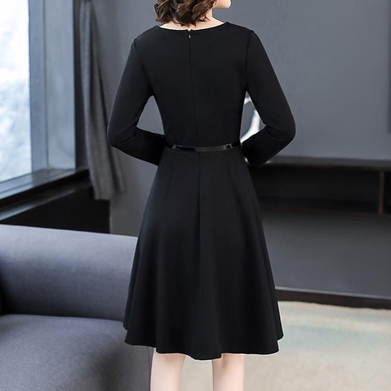 太美了吧!51岁婆婆,中秋穿上新款秋裙,惊艳众人,比我还美嫩