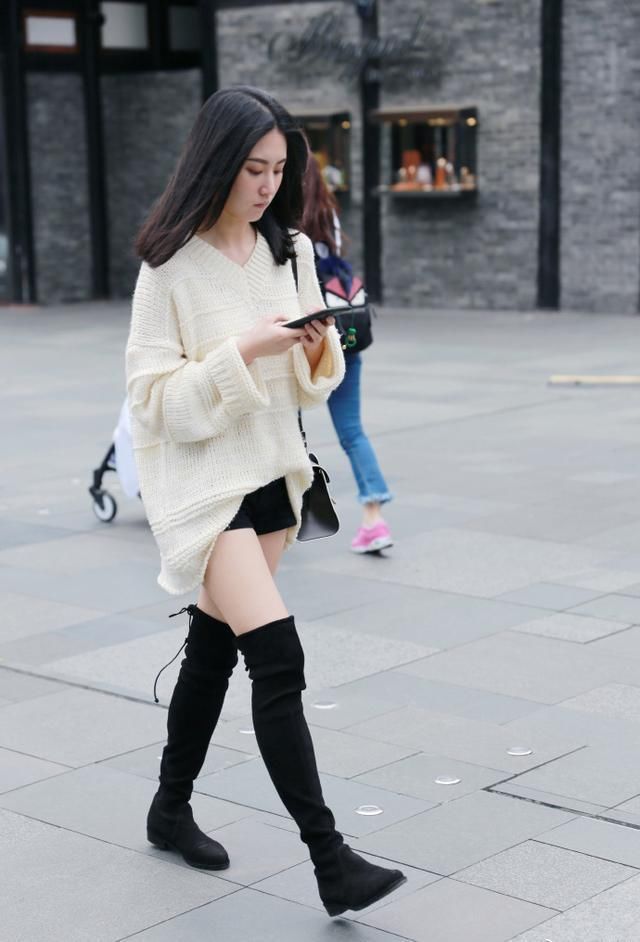 街拍美女:小姐姐个个穿着时尚，完美的身材，大白腿更养眼!