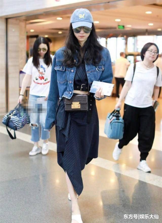 一直穿衣保守的韩雪,居然穿上了露脐装,不过这腰是真的细!