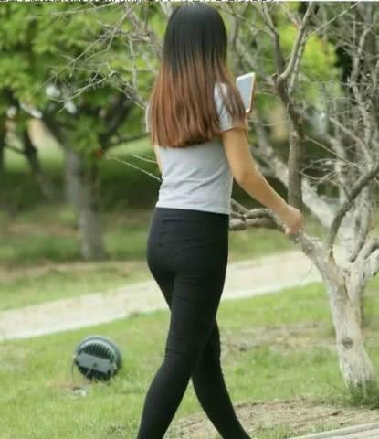 时尚有型的打底裤，曼妙身姿十分养眼美女！