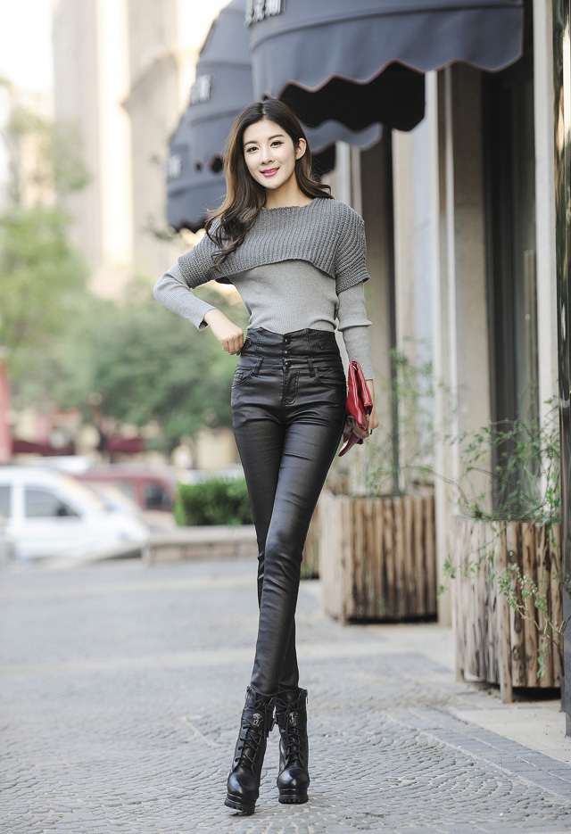 很有魅力的皮裤美女，展现十足的女神范，好看极了！