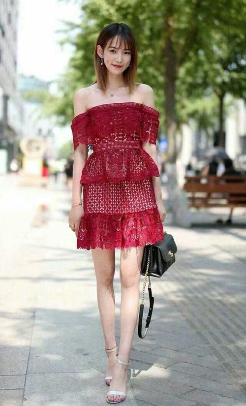 街拍：白色吊带衫搭配紧身运动裤，美女身材傲人，令人震惊