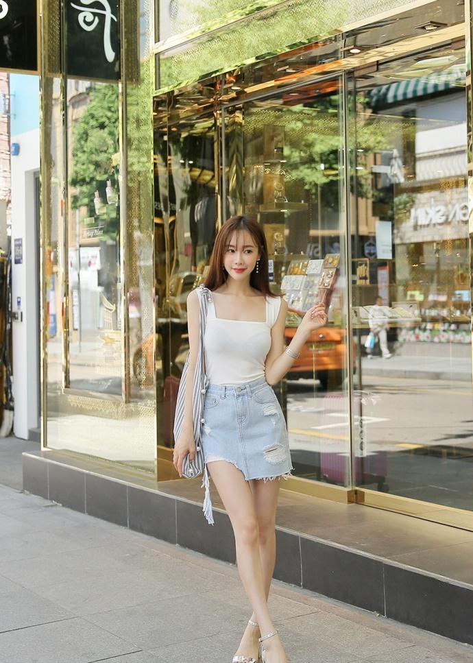 路人街拍,小姐姐牛仔短裙搭配白色吊带衫,简直是甜美到没朋友