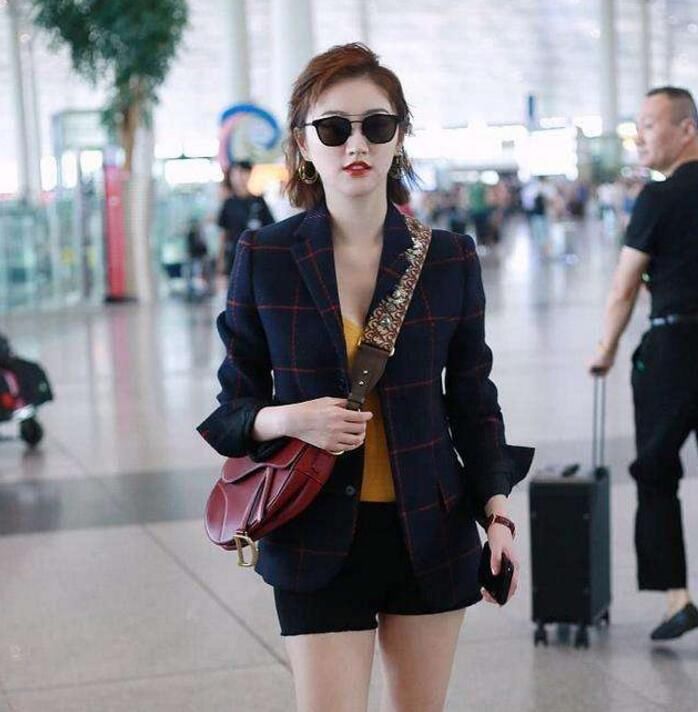 景甜真大胆!穿短裙都短到大腿根 这样的尺寸未免太不安分了