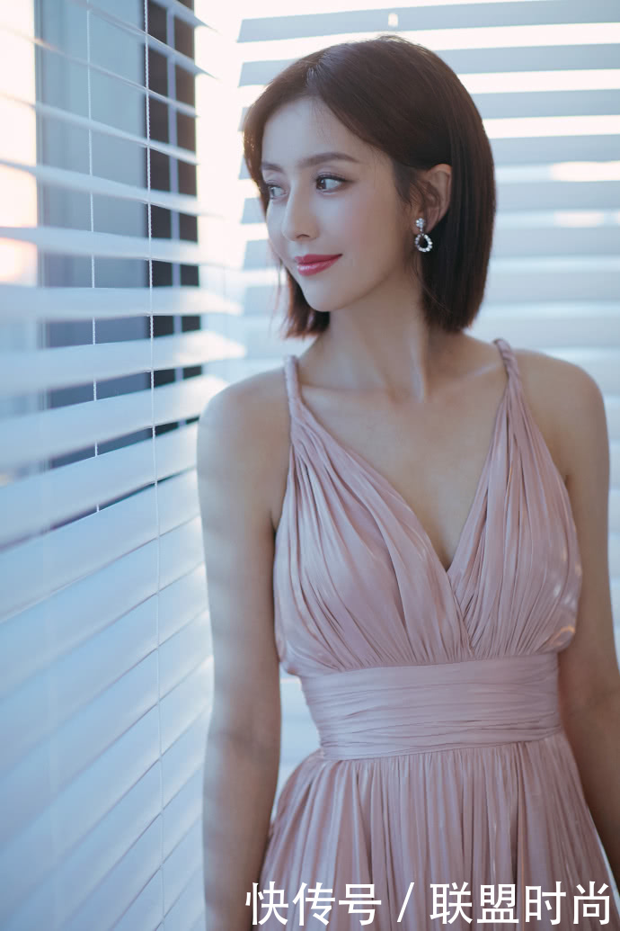 尴尬了佟丽娅!穿深V领吊带都撑不起来,网友:太瘦了!