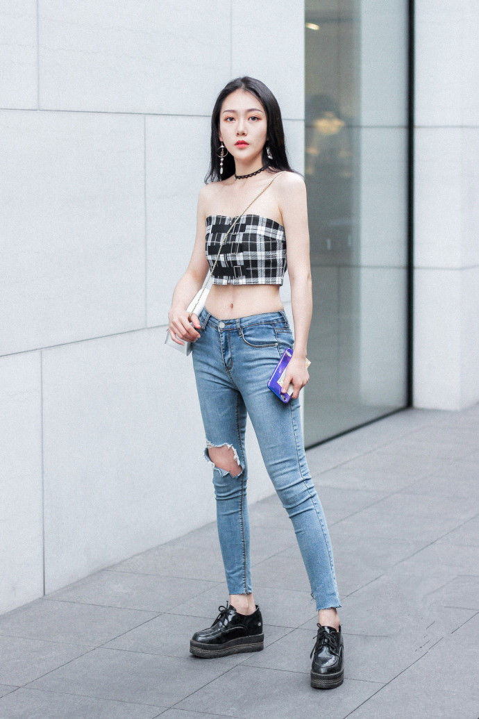 成都街拍，清新时尚的牛仔裤美女，尽显成熟女人味，让人一眼难忘