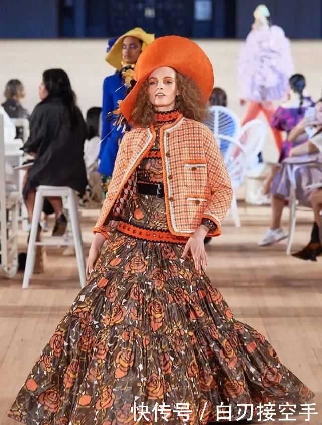  『花朵』2020开春 流行穿“开满花”的裙子，谁穿谁美！