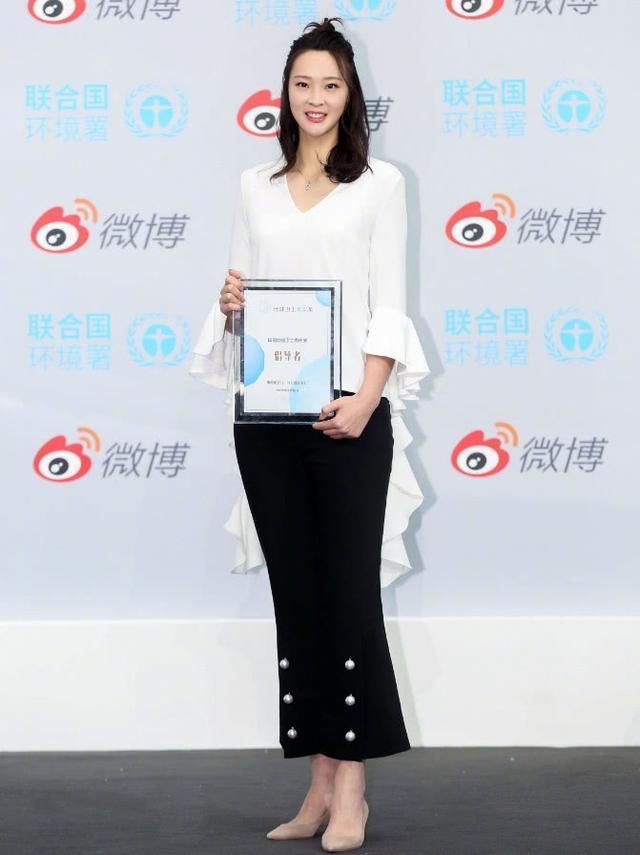 腿长真的了不起，192惠若琪穿仙女裙，却搭双你想不到的平底鞋