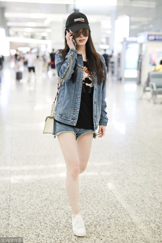 不嫌热？宋轶暑天穿外套狂刷手机凹造型 安静排队过安检亲和无星