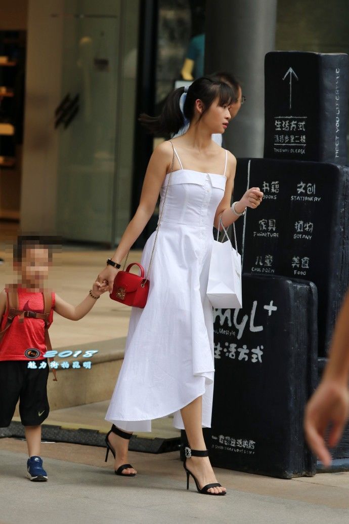 时尚街拍：有魅力的女人都很会穿裙子，秀出美妙身材显得很自信！