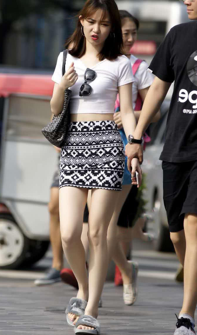 在街上也是遇到了一位性感的轻熟小姐姐,她的穿搭风格也很是时尚