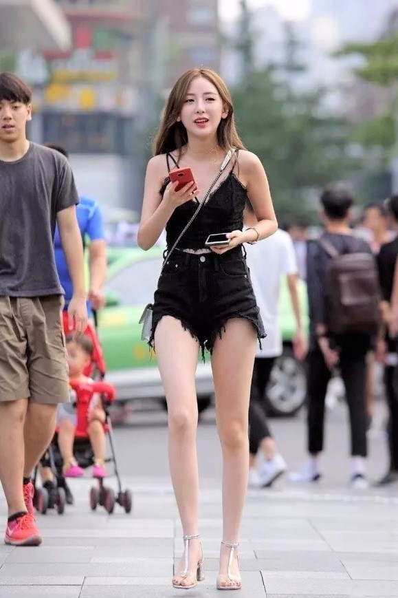 时尚街拍：小背心配热裤，小姐姐真的太美了！